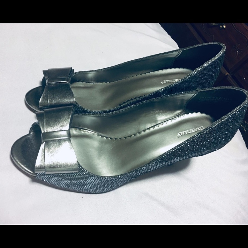 AVENUE ladies shoes size  8,5 wide New